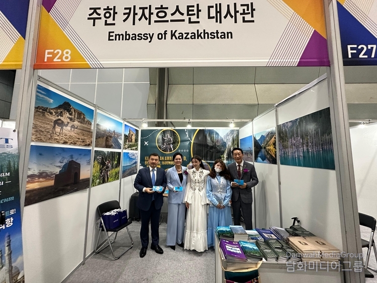 누르갈리 아르스타노프 주한 카자흐스탄 대사, 윤영미 한국수입협회 회장, 서일준 국회의원이 주한 카자흐스탄 대사관 부스 앞에서 기념 촬영을 하고 있다