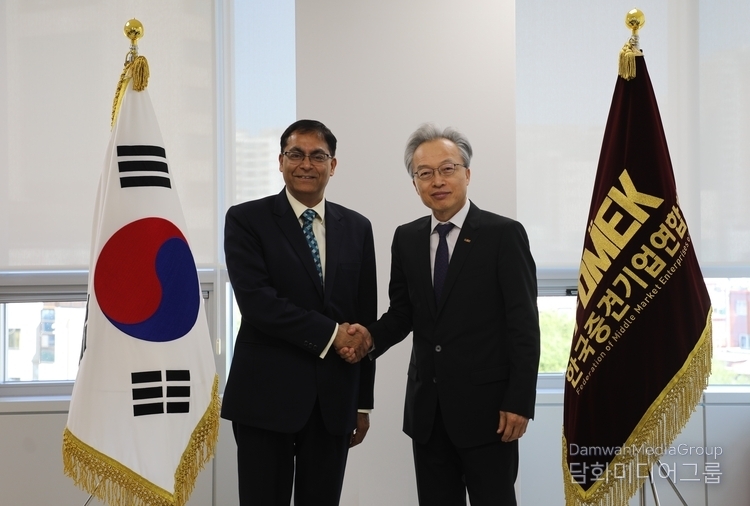 2025년 7월 11일, 서울에서 열린 면담 자리에서 최진식 한국중견기업연합회 회장(오른쪽)과 아밋 쿠마르 주한 인도대사가 악수하고 있다.
