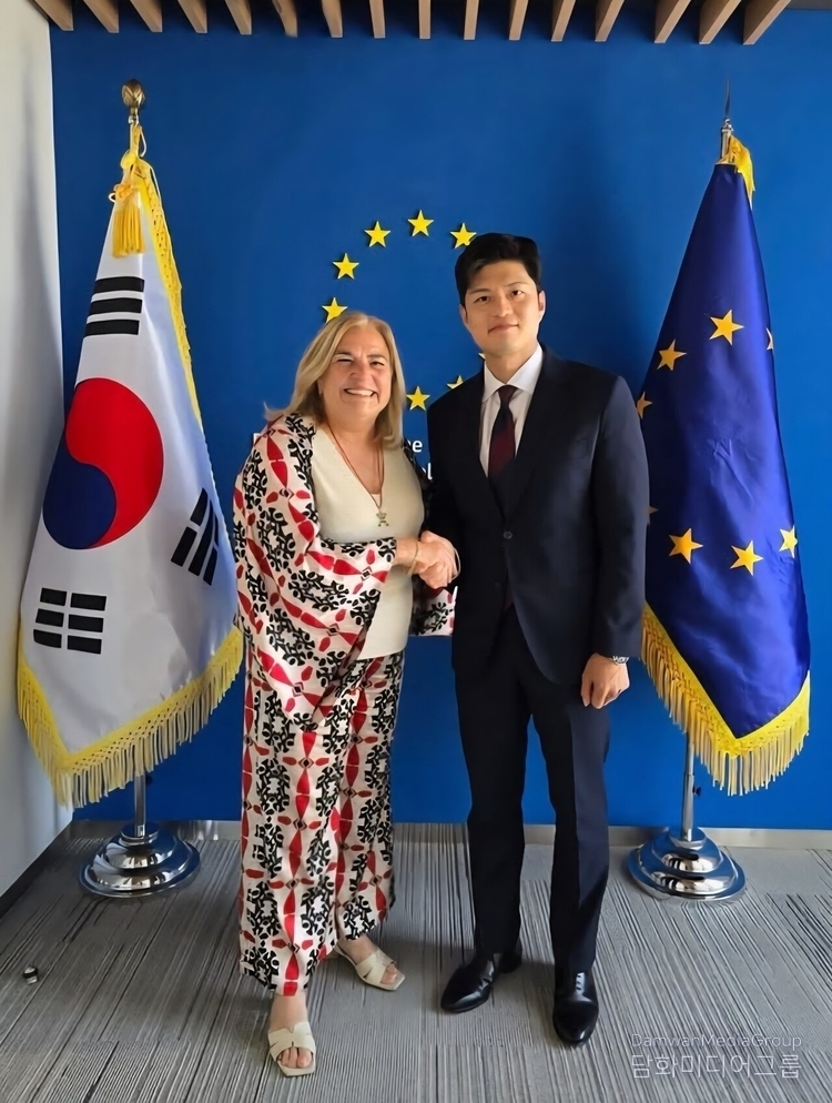 김용태 의원(오른쪽)이 7월 10일 마리아 카스티요 페르난데스 주한 EU 대사와 만나 한-EU 간 광범위한 협력 방안을 논의하고 있다. / 사진제공: 김용태 의원실