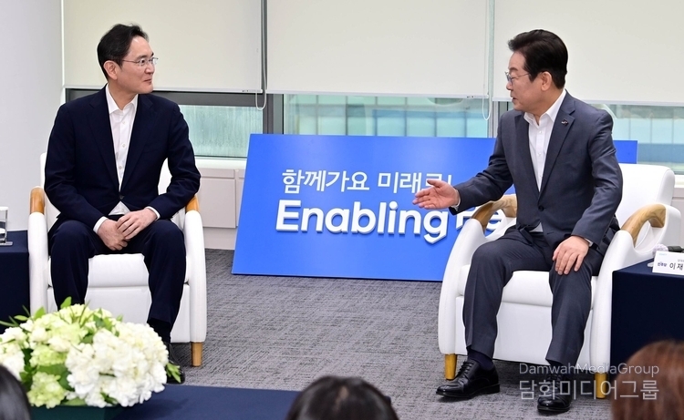 2025년 3월 20일, 서울 강남구 삼성청년소프트웨어아카데미(SSAFY)에서 당시 더불어민주당 이재명 대표(오른쪽)와 이재용 삼성전자 회장이 청년 고용 지원 방안에 대해 환담하고 있다.