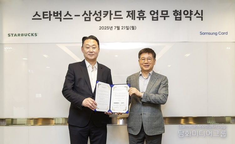 스타벅스, 삼성카드와 카드 제휴 업무협약 체결 (왼쪽부터 스타벅스 코리아 손정현 대표이사, 삼성카드 김이태 사장) / 스타벅스 제공