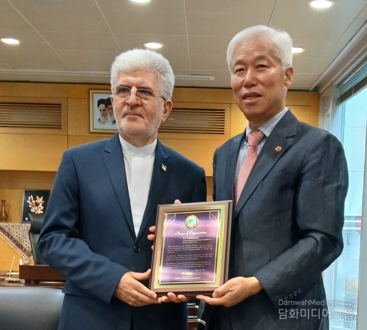 7월 18일, 주한 이란대사관에서 이존영 외교저널 회장으로부터 감사패를 받은 후 기념촬영을 하고 있다
