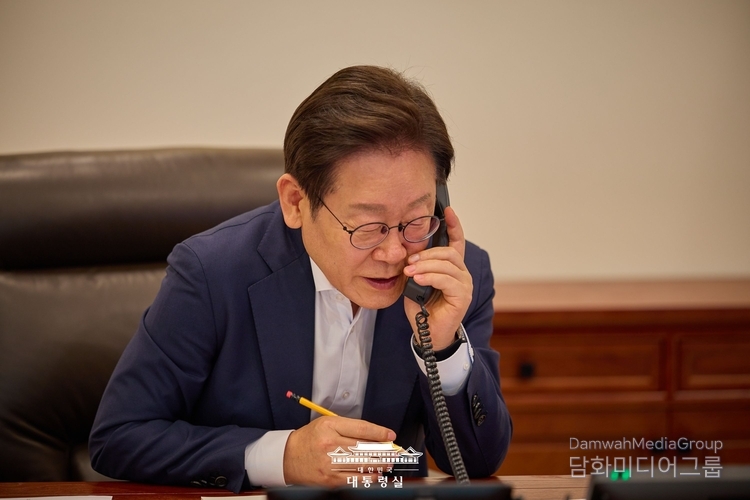 이재명 대통령은 지난 23일, 카슴-조마르트 토카예프(Kassym-Jomart Tokayev) 카자흐스탄 대통령과 취임 후 첫 전화 통화를 갖고, 양국 간 협력 강화를 위한 방안을 논의했다.(사진- 대통령실)