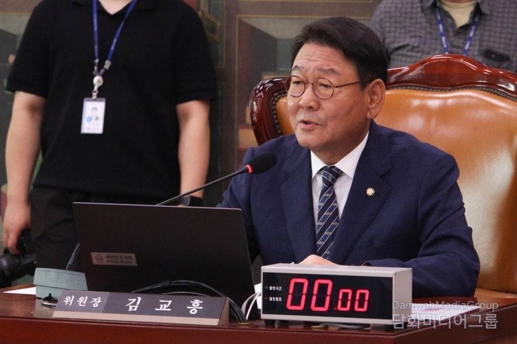 ▲ 김교흥 국회 문화체육관광위원장이 국회 상임위원회 회의에서 발언하고 있다. 김 위원장은 지난 6월 문체위원장에 선출돼 문화유산 보호와 국민 정서 복지 증진을 위한 입법과 정책 논의에 앞장서고 있다.ⓒ김교흥 위원장실