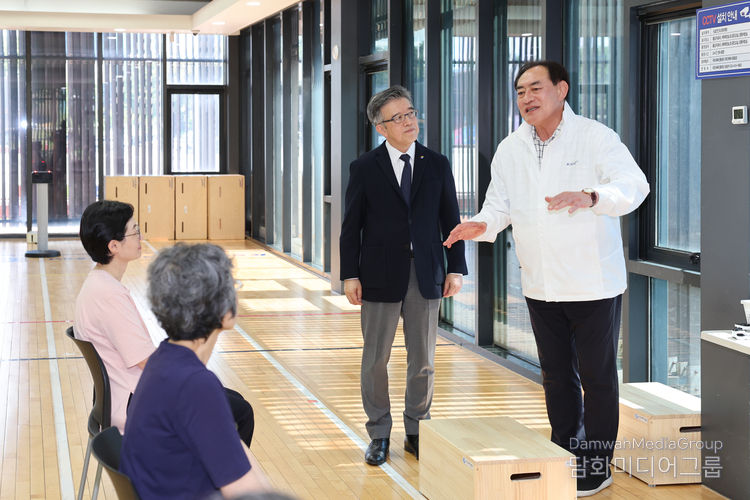 한국체육진흥공단 하형주 이사장(왼쪽 두 번째)이 암 생존자 주간 캠페인에 참여하고 있다.