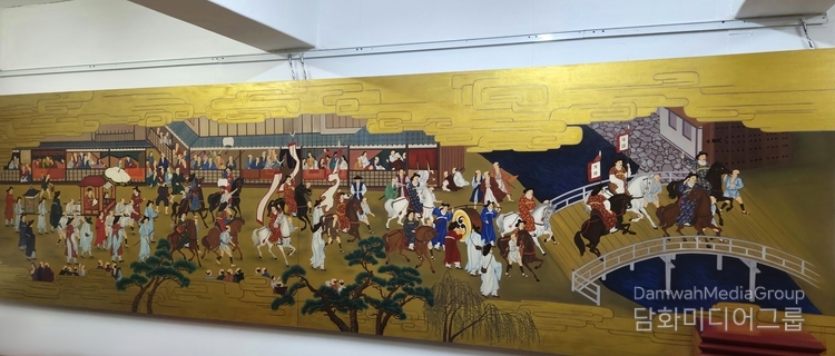 청목 김환경 명인의 대형 옻칠화 작품 『행렬도』(400호, 싯가 약 8억 원), 전통 채화칠기 기법으로 제작된 이 작품은 궁중의 화려한 행차 장면을 정교하게 복원한 대작으로, 수백 인물의 동세動勢와 의복 문양, 금박 구름문양 등 고도의 전통화 기법이 집약되어 있다. 400호 크기의 옻칠화로는 국내 유일무이한 작품이며, 전통회화와 칠예공예의 경계를 허문 전통 미술의 기념비적 걸작으로 평가된다. 작품 전체에 실제 금분 및 천연 옻칠이 사용되었으며, 수개월에 걸친 수작업으로 완성되었다.