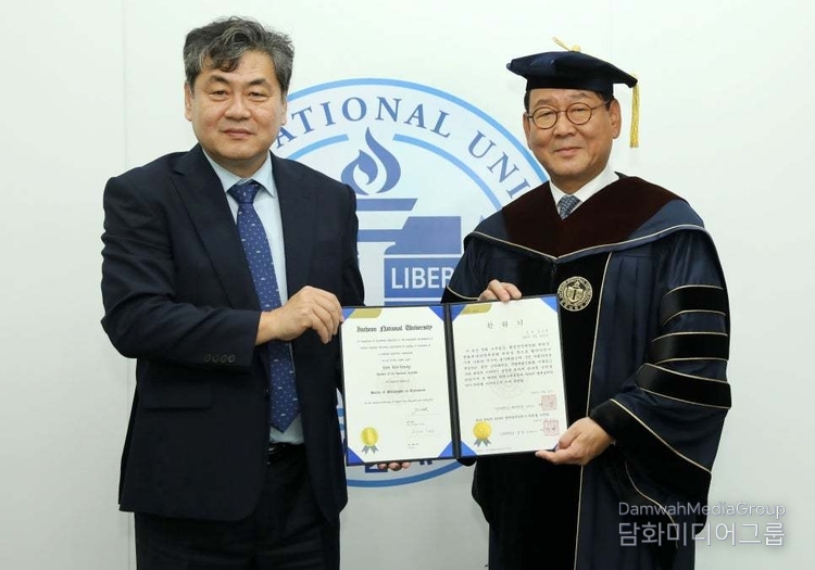 더불어민주당 김교흥 의원 인천대 명예 경제학박사 학위 수여식. (사진제공-인천대학교)