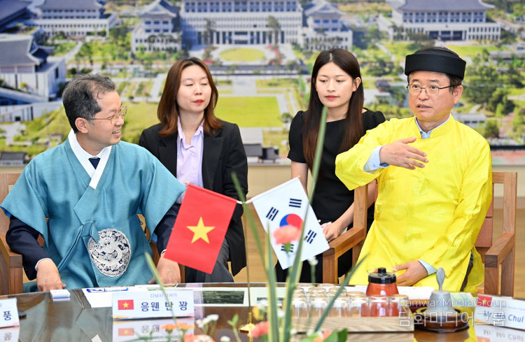 “응웬 반 꽝 다낭시 당서기가 봉화군을 찾아 ‘K-베트남 밸리’ 사업에 대한 협조를 약속하며, 한-베 지방외교 협력의 상징적 순간을 만들고 있다.”( 사진- 봉화군)