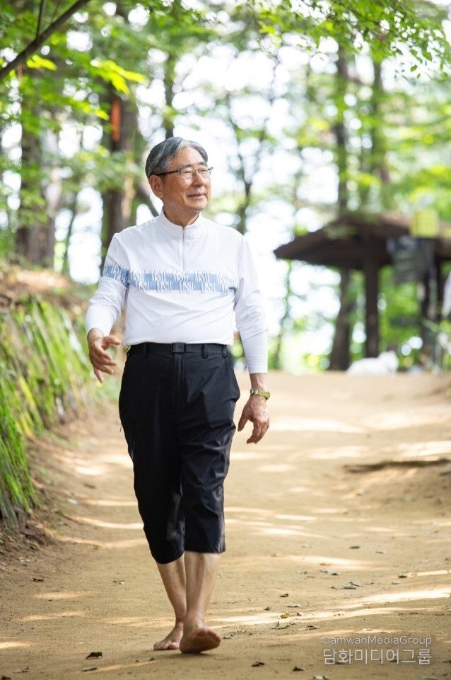“자연과 하나 되는 길, 맨발로 걷는 순간 그는 흙과 숨결을 나누고 마음은 맑아지며 삶은 한결 가벼워진다. 박동창 회장의 맨발사랑, 그것은 건강을 넘어 자연과 공존하는 지혜의 길이다.”
