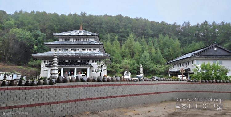 청주 벽사초불정사 본관동 4층 건물의 1층에 자리 잡은 임시 외교아트센터가 오는 10월 1일 개관한다. 정식 외교아트센터는 약 500평 규모의 독립 전시장으로 2026년 5월 완공을 목표로 하고 있으며, 그때까지는 이 공간이 임시 전시장으로 활용된다. 임시 외교아트센터는 한국 불교 문화와 K-예술, 그리고 국제 교류의 플랫폼 역할을 하며, 주한 외교단 및 해외 문화예술인들과의 예술 외교의 장場으로 운영될 예정이다. 숲과 산자락에 둘러싸인 도량 속에 마련된 이 전시 공간은 단순한 갤러리가 아니라, 종교·문화·외교가 어우러지는 열린 무대로서 상징적 의미를 더한다.