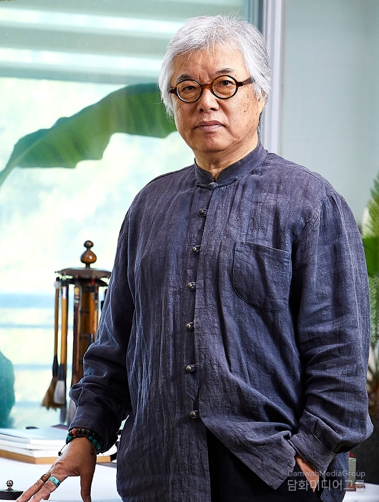 “수묵화가 백우 황영식 작가”, 전통 화법에 기반한 실경산수의 세계를 44년간 탐구해온 황영식 작가가 화업 44주년 기념 개인전 「실경산수 수묵화전」을 앞두고 작업실에서 포즈를 취하고 있다.