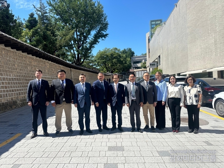 사야삿 누르벡 장관, 누르갈리 아르스타노프 주한 카자흐스탄 대사, 이광형 카이스트 총장 및<br>
대표단과 함께 기념 촬영을 하고 있다