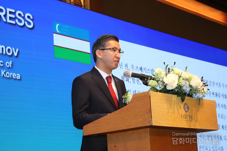 알리셰르 압두살로모프 주한 우즈베키스탄 대사는 환영사를 하고 있다.