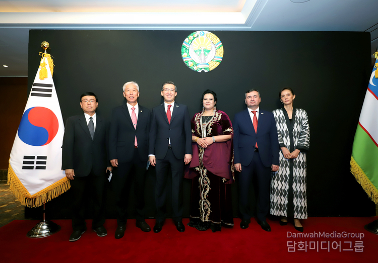 “알리셰르 압두살로모프 주한 우즈베키스탄 대사(왼쪽에서 세 번째)와 『외교저널』 이존영 회장(왼쪽에서 두 번째)이 다른 주요 귀빈들과 함께 기념촬영을 하고 있다. / 김동식 사진감독 제공”