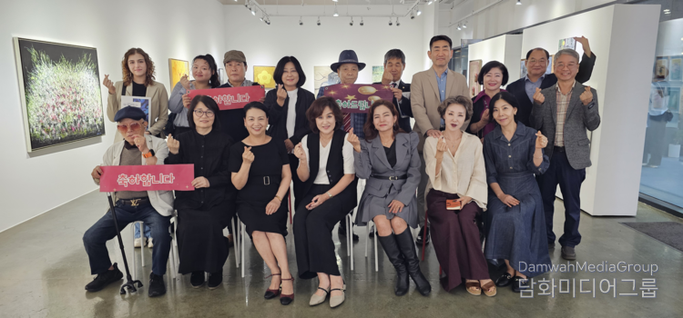 아트그룹 ‘와유회’ 회원들과 내빈들이 인사동 마루아트센터 1관 전시장에서 기념촬영을 하고 있다.
