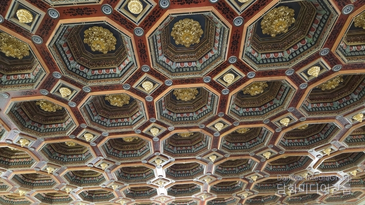 미르 성 천정달린 금은 무려8톤에 육박한다.