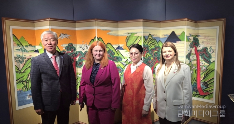 (좌로부터) 이존영 회장, 벨라루스 문화부차관, 이미형 교수, 박물관장