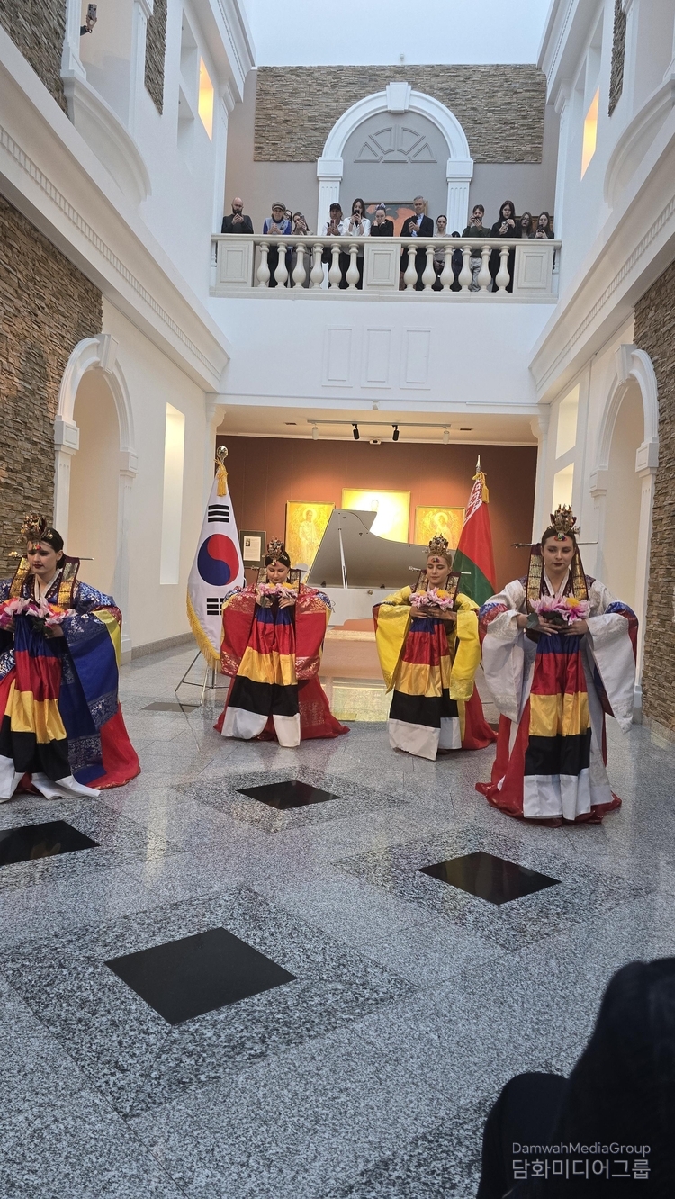 벨라루스 민속 무용단이 개막식 축하공연을 선보이고 있다.