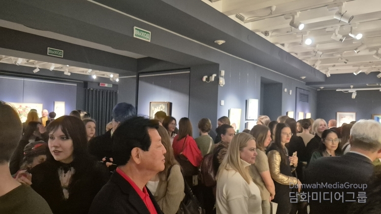 한국대표단과 많은 벨라루스 시민들이 개막식 행사에 참석하고 있다