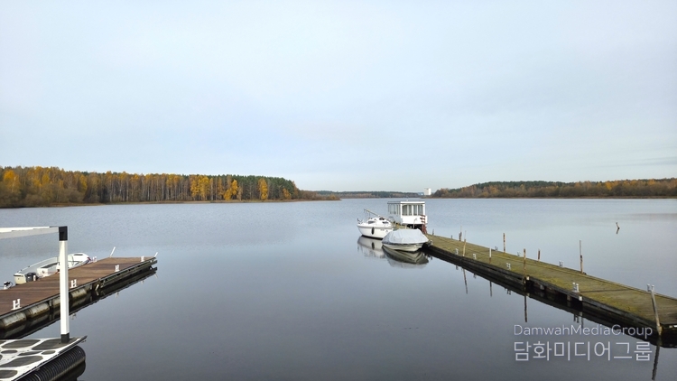 자슬라브스코예 호수(Zaslavskaye Reservoir, 일명 ‘민스크 바다’) 선착장의 전경. 잔잔한 수면 위로 정박한 요트와 흰색 유람선이 가을빛 단풍 숲과 어우러져 평화로운 풍경을 그린다. 도심에서 불과 5km 떨어진 이곳은 미니스크 시민들의 대표적 휴식처로, 자연과 고요가 공존하는 힐링 명소로 사랑받고 있다.(사진 최동호 국장)