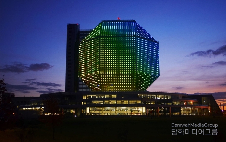 야경 속에서 찬란히 빛나는 벨라루스 국립도서관(National Library of Belarus) 전경. 약 4,600개의 LED 조명이 건물 외벽을 수놓으며, 다이아몬드 형태의 외관이 ‘지식을 품은 보석’처럼 황홀하게 빛난다. 민스크 시민들은 이 장관을 “하늘 위의 팔각등”이라 부르며, 도시의 밤을 밝혀주는 문화의 상징으로 사랑하고 있다. (출처-벨라루스 관광청)