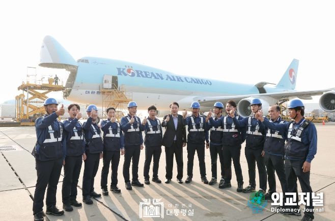 윤석열 대통령, 인천공항 대한항공 화물터미널 수출 현장 방문