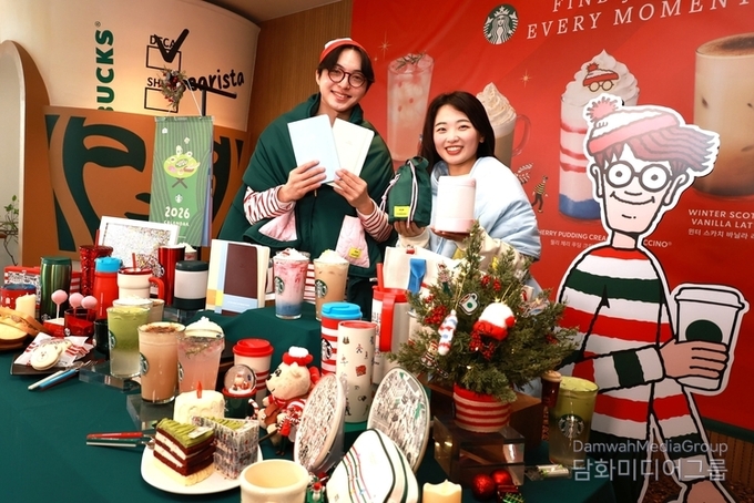 스타벅스 크리스마스 시즌 시작, 인기 캐릭터 ‘월리’ 콜라보레이션 음료 출시
