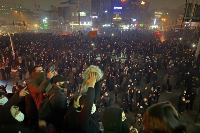 이란 시위의 급격한 진화... 단순 반정부를 넘어 ‘다각적 권력 투쟁’으로