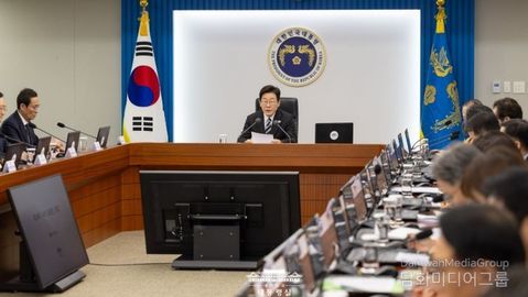 이재명 대통령, 수석·보좌관 회의 주재