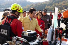 이재명 대통령, 산불진화 관·군 합동훈련 점검 및 동해안 산불지역 시찰
