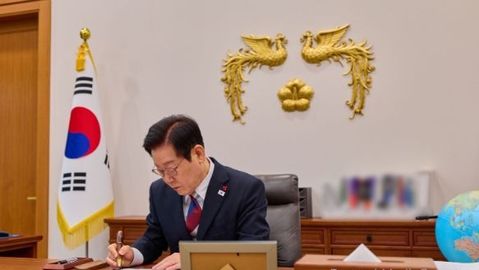 이재명 대통령, 청와대 첫 출근…국가위기관리센터 방문·점검