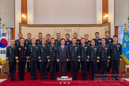 이재명 대통령, 중장 진급·보직신고 및 수치 수여식 개최