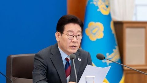 이재명 대통령 "주식·환율 적극 대응…100조 안정 프로그램 신속 집행"