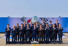 이 대통령 "KF-21, 자주국방 위용 떨쳐…방산 4대 강국 도약 발판"