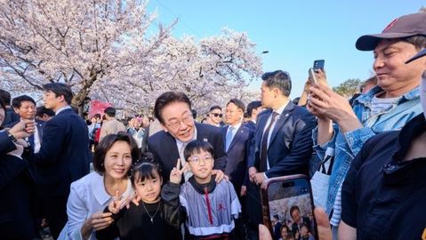 이대통령 부부, 윤중로 시민 소통