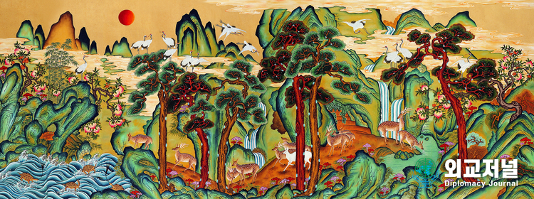 (Sipjangsaengdo) The painting depicts an imaginary world and is based on the ten long-lived creatures: sun, mountain, water, stone, cloud, pine, elixir plant, turtle, crane, and deer.