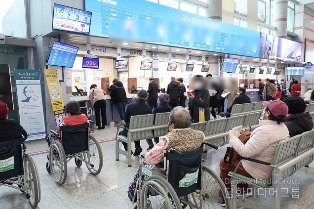 병원 이탈 전공의 728명 업무개시명령…비상진료 참여 전공의 추가 보상