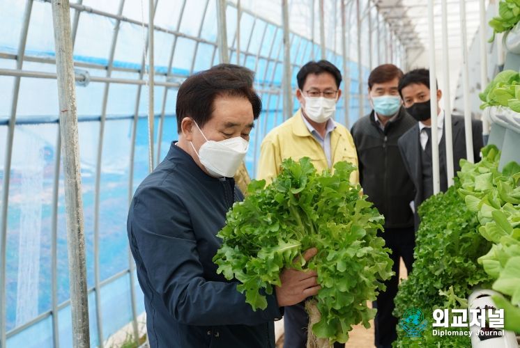 송기섭 진천군수, 서정배 소장 지역 스마트팜 방문 사진
