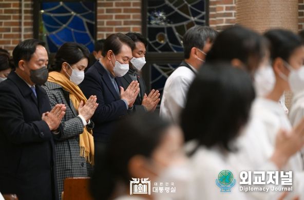 12월 24일 윤석열 대통령 부부는 성탄 미사에 참석했다.