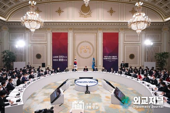 12월 27일 윤석열 대통령은 산업통상자원부·중소벤처기업부의 업무보고를 받았다.