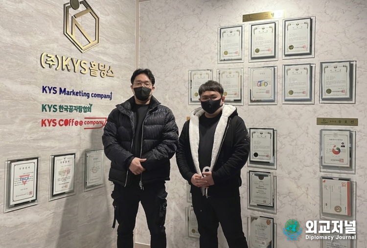 ㈜KYS홀딩스 고영상 대표이사(우)와, 복서컴퍼니 대표가 협약식을 마치고 기념촬영을 하고 있다.