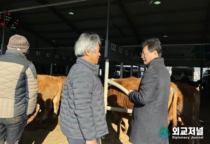 최훈식 장수군수, 장계 우시장 등 방문 “축산농가, 시장상인 애로 청취”