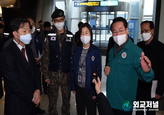 인천공항 방역상황 점검하는 유정복 시장