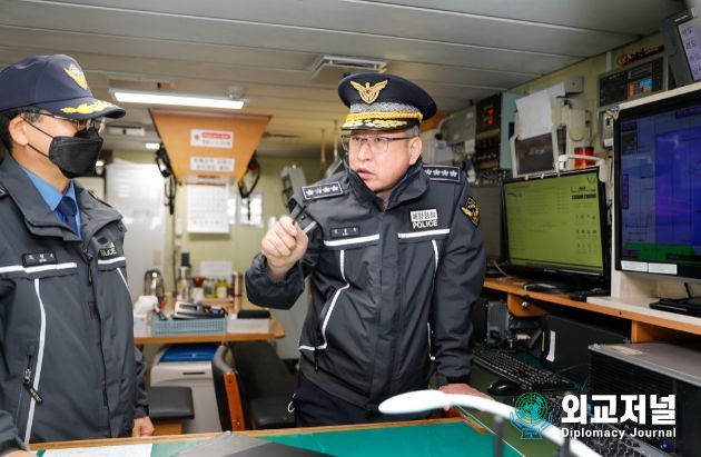 김종욱 해양경찰청장이 3005함에 방문하여 외국어선 불법조업 실태와 서해5도 경비현황을 점검하고 있다.
