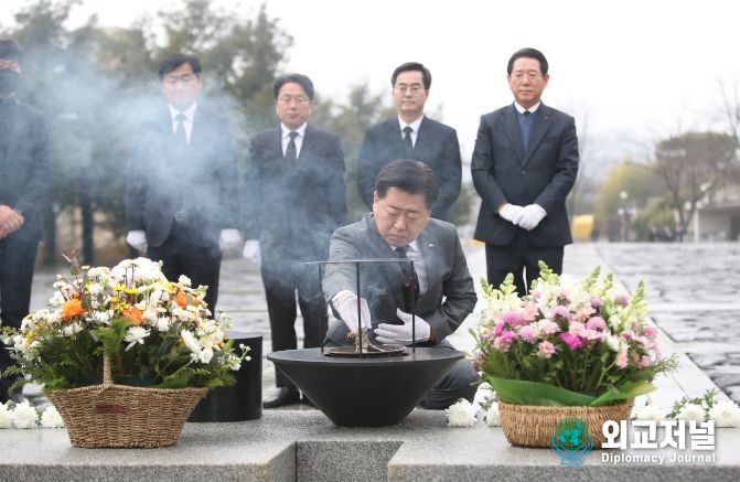 5개 시도지사 고(故) 노무현 대통령 묘역 참배 (김동연 경기도지사, 강기정 광주시장, 김영록 전남도지사, 김관영 전북도지사