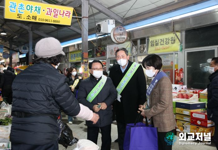 임실군의회, 설맞이 전통시장 장보기 행사