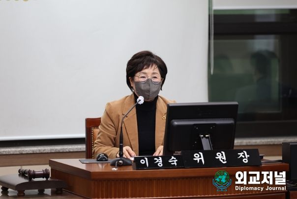 이경숙 서울특별시의회 서울교육 학력향상 특별위원회 위원장(국민의힘, 도봉1)이 14일 오전 10시에 진행된 ‘서울교육 학력향상 특별위원회 제4차 회의’에서 회의를 주재하고 있다.