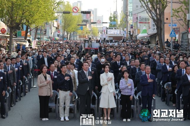 4월 1일 윤석열 대통령 부부는 서문시장 100주년 기념식에 참석했다.