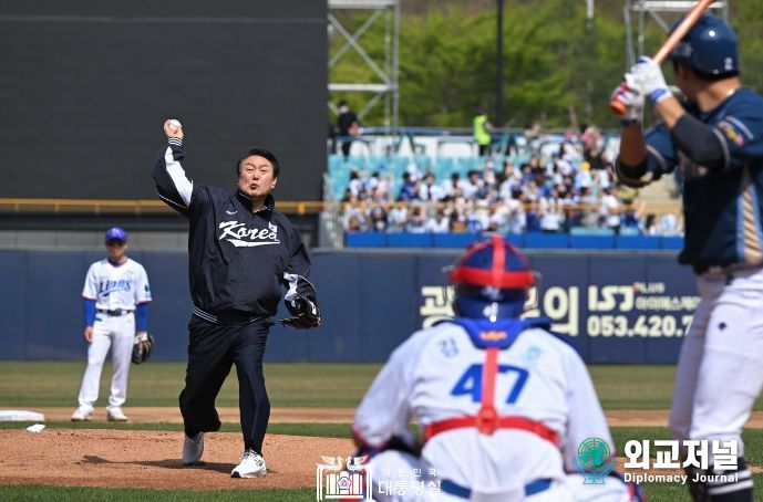 4월 1일 윤석열 대통령은 2023 프로야구 개막전에서 시구를 했다.
