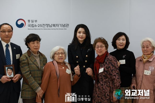 4월 12일 김건희 여사는 납북자·억류자 가족을 만나 위로했다.